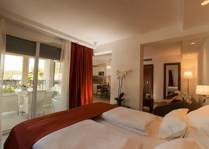 Ξενοδοχείο Miramare 4*